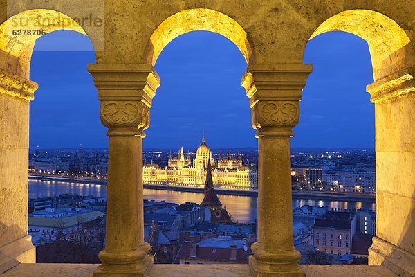 Budapest  Hauptstadt  Europa  Parlamentsgebäude  Brücke  UNESCO-Welterbe  Bastion  Abenddämmerung  Ungarn