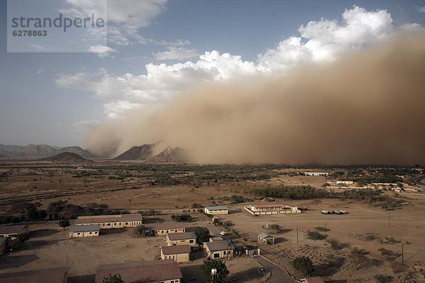 Ein Sandsturm nähert sich der Stadt Tesseney nahe der sudanesischen Grenze  Eritrea  Afrika