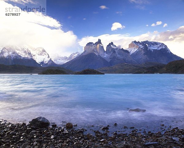 hoch  oben  über  aufwärts  Torres del Paine Nationalpark  Lake Pehoe  See  Chile  Patagonien  Südamerika