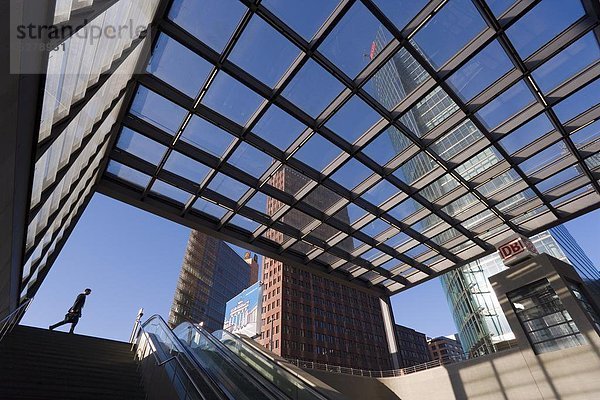 Städtisches Motiv  Städtische Motive  Straßenszene  Straßenszene  Berlin  Hauptstadt  Europa  Mann  gehen  Entwicklung  Nostalgie  U-Bahn  Deutschland  neu  Haltestelle  Haltepunkt  Station