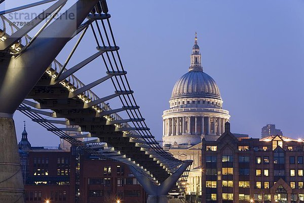 Millennium Bridge und St. Pauls Kathedrale  beleuchtet in der Dämmerung  London  England  Großbritannien  Europa