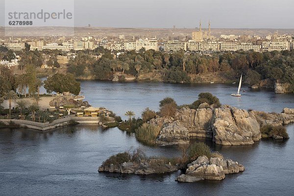 Blick auf den Fluss Nil in der südlichen Stadt von Aswan  Ägypten  Nordafrika  Afrika