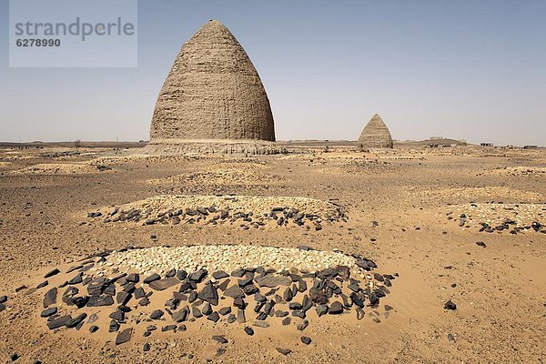Graves  einschließlich Bienenstock Gräber (Tholos Gräber)  in der Wüste nahe der Ruinen von der mittelalterlichen Stadt von Alt Dunqula  Sudan  Afrika