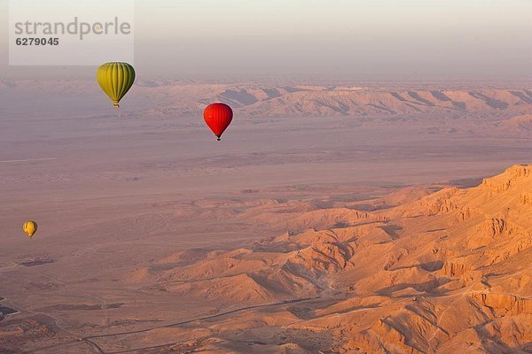 Nordafrika  Wärme  über  Hügel  Luftballon  Ballon  Sonnenaufgang  Tal  Himmel  hängen  UNESCO-Welterbe  Afrika  Ägypten  Luxor  Queens