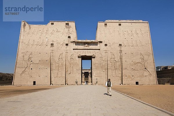 Nordafrika  stehend  Mann  Eingang  Verkehrshütchen  Leitkegel  Afrika  Edfu  Ägypten  Horus