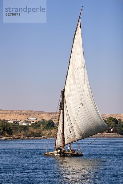 Nordafrika  nahe  Felsbrocken  Fluss  Afrika  Assuan  Ägypten  Feluke  alt