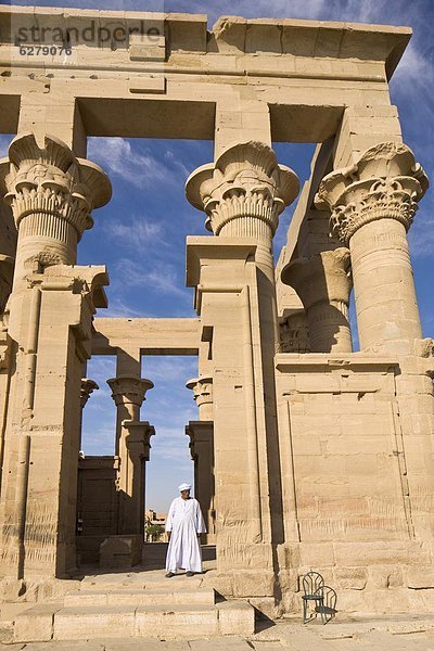 Nordafrika  Mann  weiß  frontal  UNESCO-Welterbe  Tempel  Afrika  Ägypten  Kiosk  Nubien