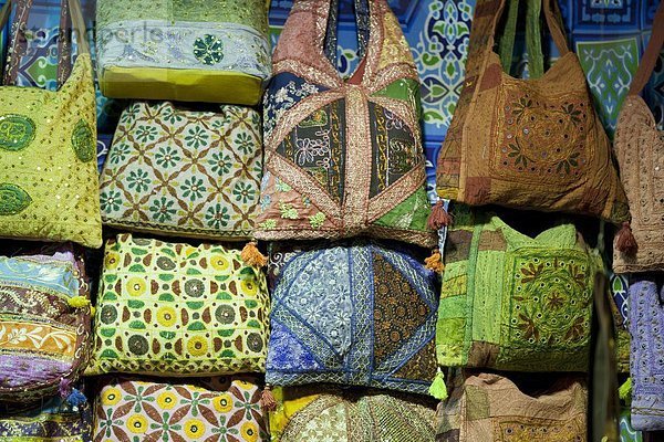 Nordafrika  Tasche  verkaufen  sticken  Souk  Afrika  Assuan  Ägypten  Markt