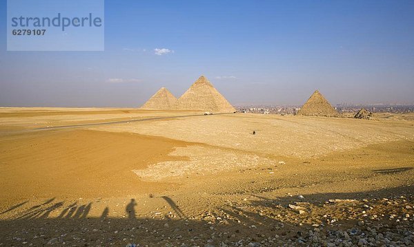 pyramidenförmig  Pyramide  Pyramiden  Nordafrika  spät  Schatten  Tourist  Ignoranz  Aussichtspunkt  UNESCO-Welterbe  Afrika  Ägypten  Gise