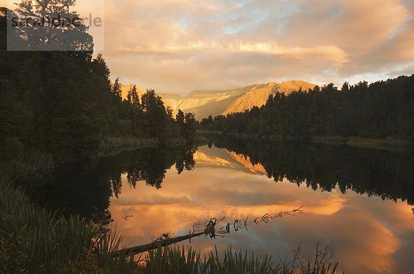 Sonnenuntergang  Lake Matheson und Südalpen  Westland  Südinsel  Neuseeland  Pazifik