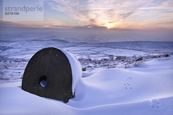 Europa  Ecke  Ecken  Großbritannien  Sonnenlicht  Stanage Edge  Derbyshire  England  Schnee  Sonne