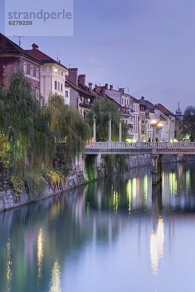 Ljubljana  Hauptstadt  Europa  über  Brücke  Fluss  Abenddämmerung  Slowenien