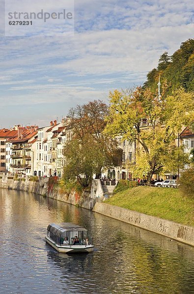 Ljubljana  Hauptstadt  Europa  Boot  Fluss  Herbst  Kreuzfahrtschiff  Slowenien