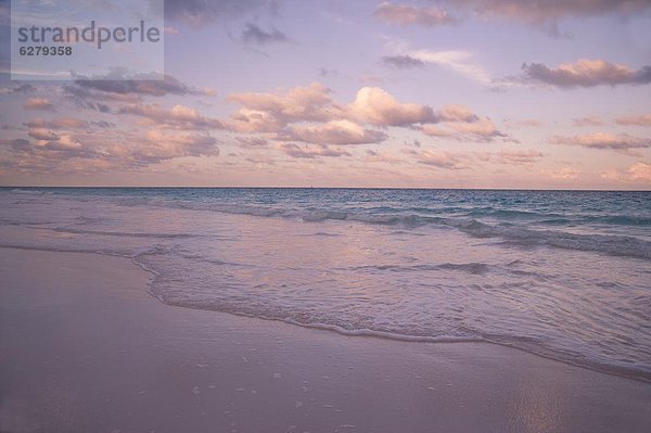 Wolke  Strand  Sonnenuntergang  über  Sand  pink  Westindische Inseln  Mittelamerika  Atlantischer Ozean  Atlantik  Eleuthera  Harbour Island