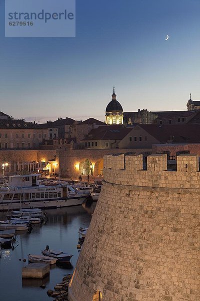 Kuppel  beleuchtet  Hafen  Europa  Stadt  Kathedrale  UNESCO-Welterbe  Kroatien  Kuppelgewölbe  Dubrovnik  Abenddämmerung  alt