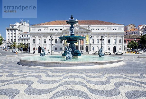 Lissabon Hauptstadt Springbrunnen Brunnen Fontäne Fontänen Opernhaus Oper Opern Europa Infusion Hintergrund Quadrat Quadrate quadratisch quadratisches quadratischer Pflasterstein Pflaster Zierbrunnen Brunnen Mosaik Portugal Rossio Praça de D. Pedro IV