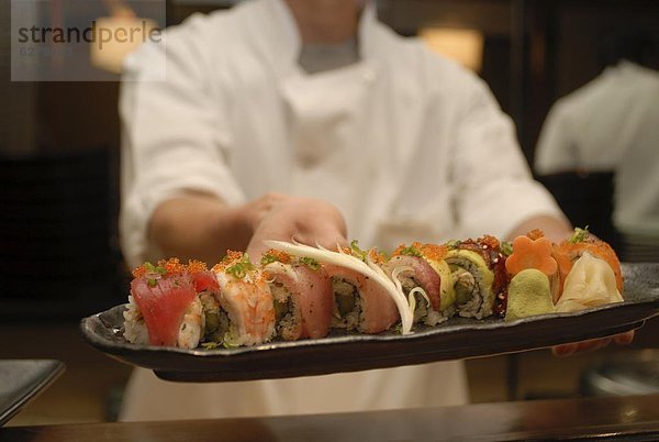 Geburtstagsgeschenk  Sushi  Vielfalt  Teller  Speisefisch und Meeresfrucht  Asien  Köchin  Japan