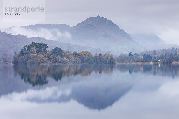 Europa  Großbritannien  über  Dunst  hängen  See  Insel  Ruder  Cumbria  England  Grasmere  Lake District