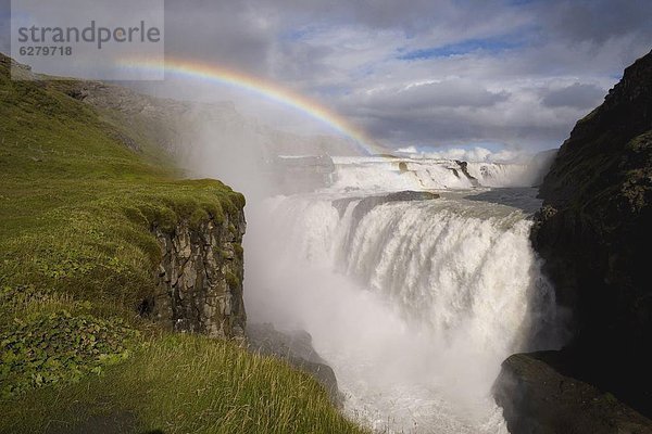 Wahrzeichen Wasserfall Seitenansicht Gullfoss Schlucht Island steil