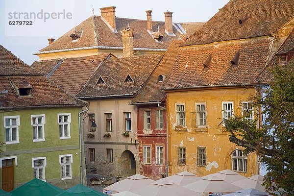 Kopfsteinpflaster Mittelalter Europa Gebäude Straße Quadrat Quadrate quadratisch quadratisches quadratischer umgeben Mittelpunkt Menschenreihe UNESCO-Welterbe Jahrhundert Zitadelle Rumänien Sighisoara