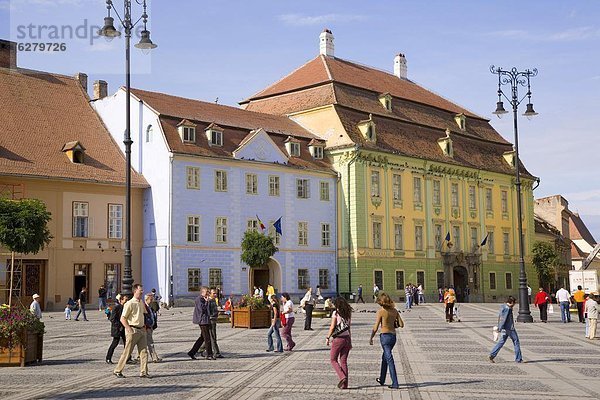 Europa Gebäude Stadt Großstadt Quadrat Quadrate quadratisch quadratisches quadratischer streichen streicht streichend anstreichen anstreichend umgeben Jahrhundert alt Rumänien Sibiu Hermannstadt