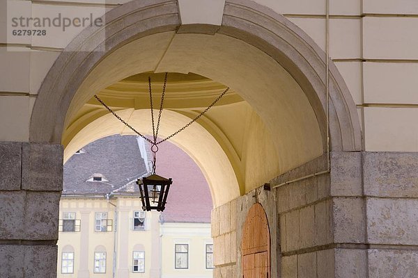 Europa  unterhalb  hängen  Großstadt  Quadrat  Quadrate  quadratisch  quadratisches  quadratischer  Torbogen  Dekoration  Laterne - Beleuchtungskörper  Jahrhundert  alt  Rumänien  Sibiu  Hermannstadt