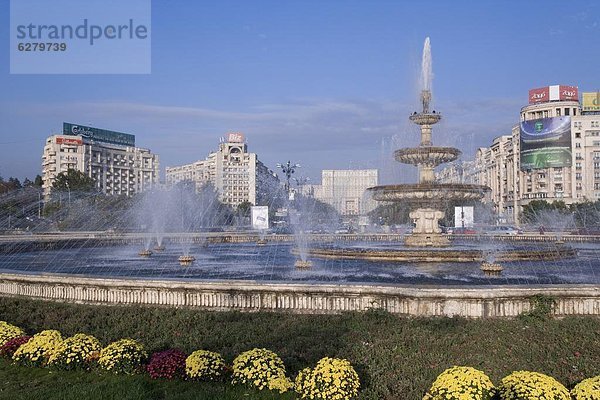 Bukarest  Hauptstadt  hinter  Springbrunnen  Brunnen  Fontäne  Fontänen  Europa  Gebäude  Parlamentsgebäude  Palast  Schloß  Schlösser  Zierbrunnen  Brunnen  Rumänien