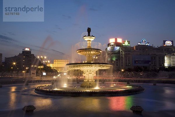 Bukarest  Hauptstadt  hinter  Springbrunnen  Brunnen  Fontäne  Fontänen  Europa  Gebäude  Parlamentsgebäude  Palast  Schloß  Schlösser  Zierbrunnen  Brunnen  Rumänien