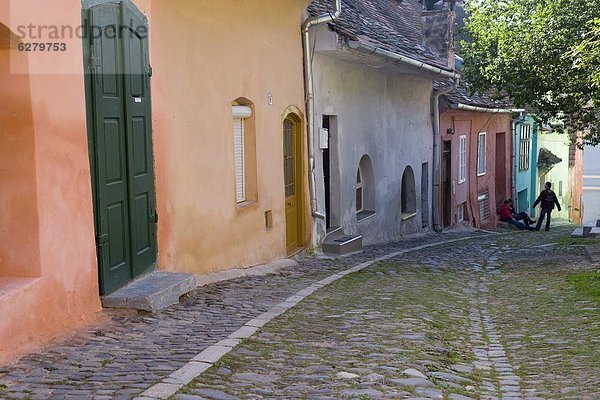 Kopfsteinpflaster Mittelalter Europa Gebäude Straße streichen streicht streichend anstreichen anstreichend Menschenreihe UNESCO-Welterbe Jahrhundert Zitadelle Rumänien Sighisoara