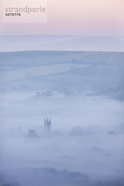 Europa  Großbritannien  Dunst  Morgendämmerung  Kirche  umgeben  Devon  England  Moor