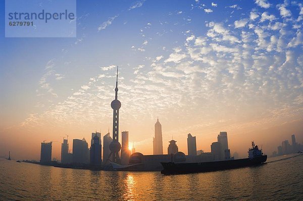 Lujiazui Finanz- und Handelszentrum Zone  mit Oriental Pearl Tower und Huangpu-Fluss  Pudong New Area  Shanghai  China  Asien