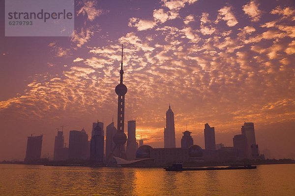 Lujiazui Finanz- und Handelszentrum Zone  mit Oriental Pearl Tower und Huangpu-Fluss  Pudong New Area  Shanghai  China  Asien