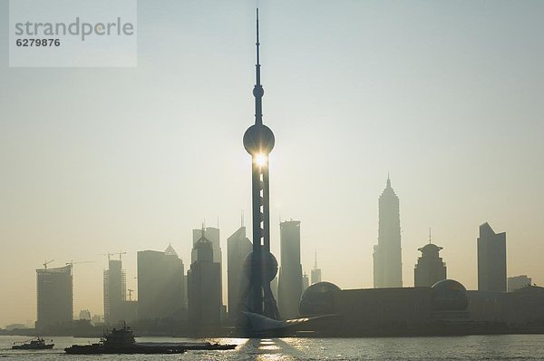 Lujiazui Finanz- und Handelszentrum Zone  mit Oriental Pearl Tower und Huangpu-Fluss  Pudong New Area  Shanghai  China  Asien