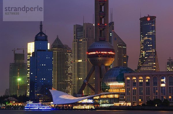 Lujiazui Finanz- und Handelszentrum Zone  mit Oriental Pearl Tower und Huangpu-Fluss  Pudong New Area  Shanghai  China  Asien