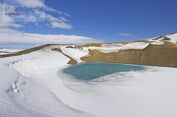 Kraftwerk nahe Schnee bedecken Krater Krafla Mývatn gefroren Island