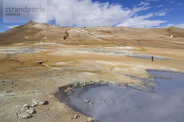 Touristen um die heißen Schlammbecken bei Namaskard Thermalbereich  Hverarond  in der Nähe von Lake Myvatn  North Island  Bereich Polarregionen