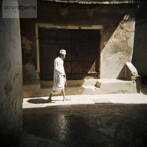 Ostafrika  Mann  Tradition  gehen  Straße  Nachthemd  weiß  Schatten  Afrika  alt  Tansania  Sansibar