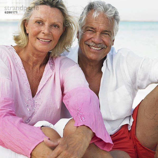 Älteres Paar am Strand