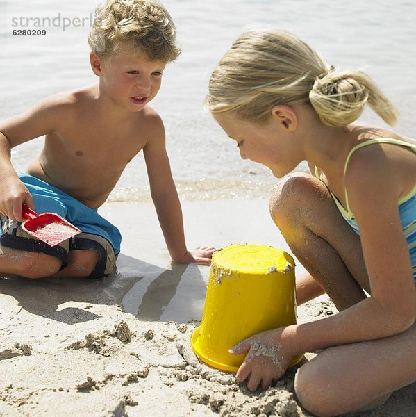 Strand  Junge - Person  Produktion  Sandburg  Mädchen