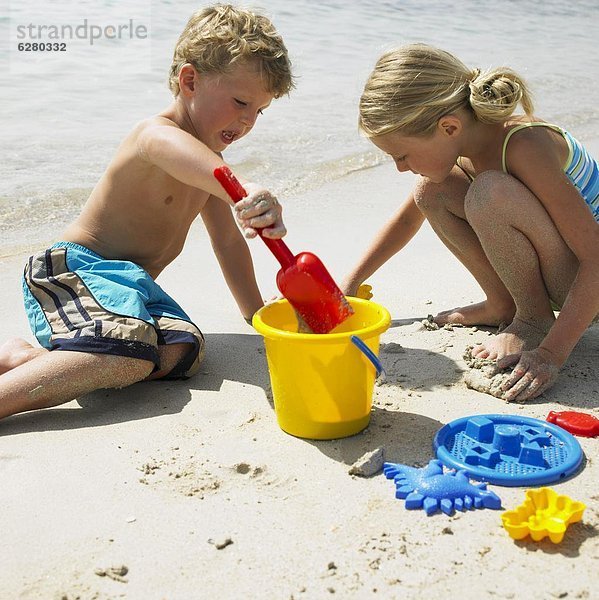 Strand  Junge - Person  Produktion  Sandburg  Mädchen