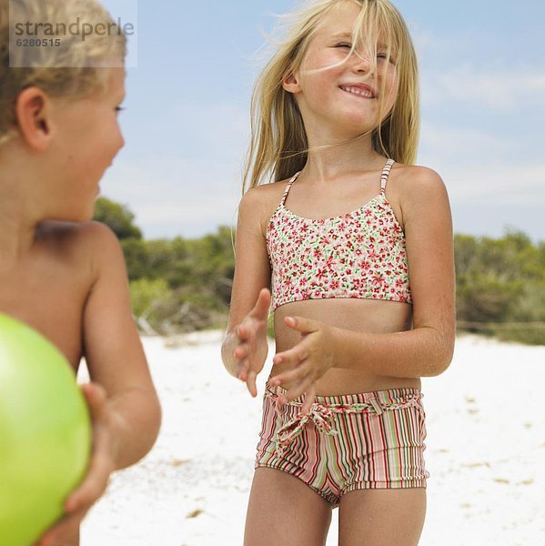 Strand  Junge - Person  Ball Spielzeug  Mädchen  spielen