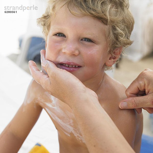 Strand  Junge - Person  eincremen  verteilen  Sonnencreme