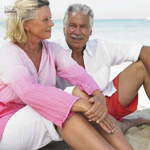 Älteres Paar am Strand