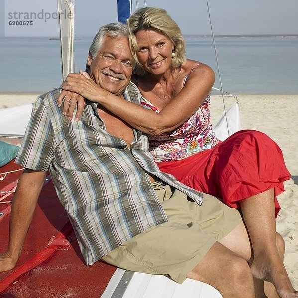 Älteres Paar am Strand