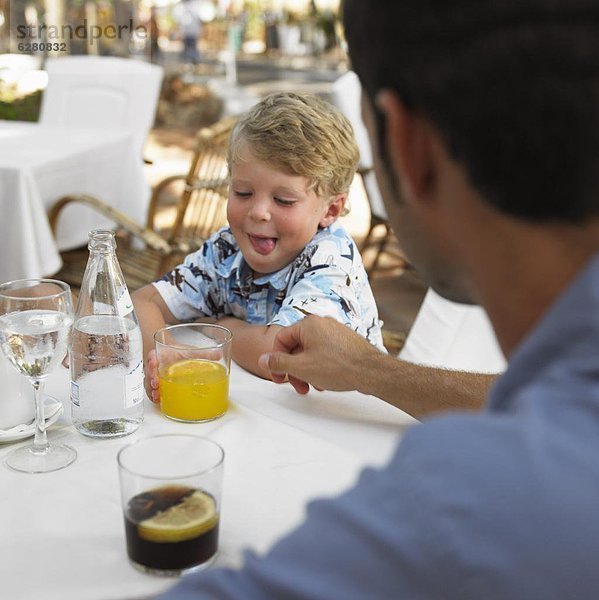 sitzend  Menschlicher Vater  Sohn  Cafe  Außenaufnahme