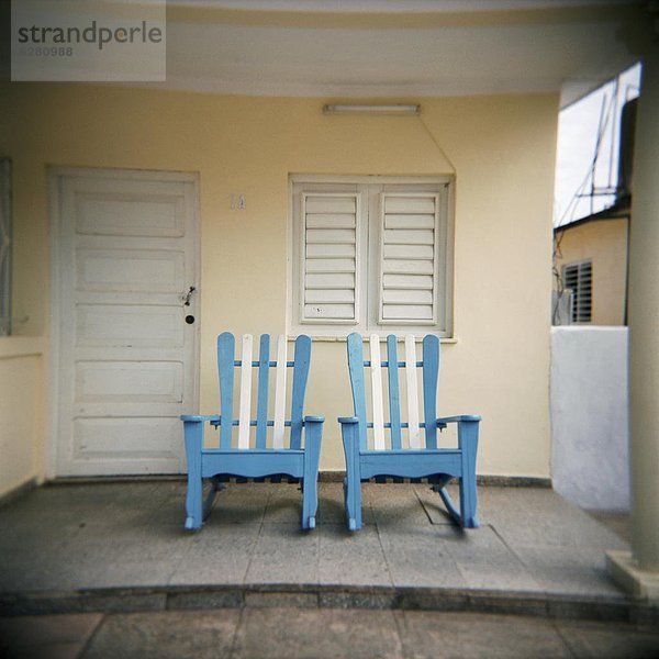 Wand Stuhl gelb weiß blau Westindische Inseln Mittelamerika Viñales Kuba