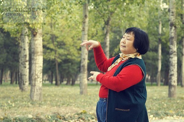 Portrait  Frau  tanzen  chinesisch  Peking  Hauptstadt  China  Asien