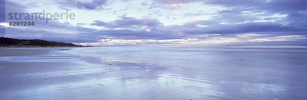 niedrig  Europa  Wolke  Strand  nass  Großbritannien  Spiegelung  dramatisch  Gezeiten  Sand  Abenddämmerung  England  Northumberland
