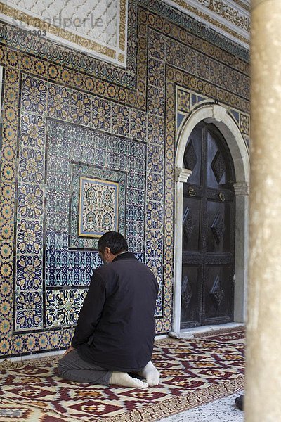 Nordafrika  Tripoli  Hauptstadt  Mann  Gebet  Afrika  Libyen  Moschee