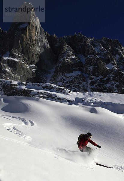 Frankreich  Europa  Fröhlichkeit  Skifahrer  rennen  Hintergrund  Pulverschnee  Gesichtspuder  Französische Alpen  Vollkommenheit  Skipiste  Piste  Haute-Savoie  Chamonix  Schnee